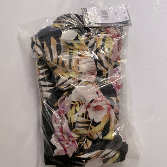 Volcom NEW Gen Wow Short Sleeve Top Black Floral Print, Size XL, NWT - Picture 6 of 8